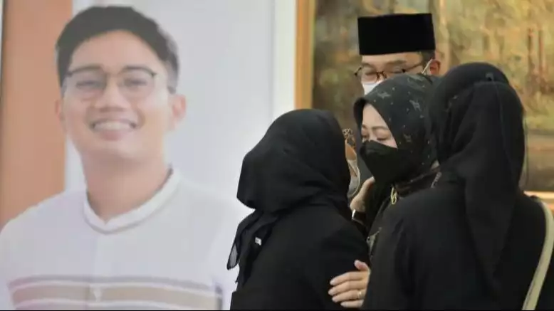 Mantan Gubernur Jabar, Ridwan Kamil dan Atalia Praratya saat berduka atas kepergian putra sulungnya, Emmeril Kahn Mumtadz alias Eril