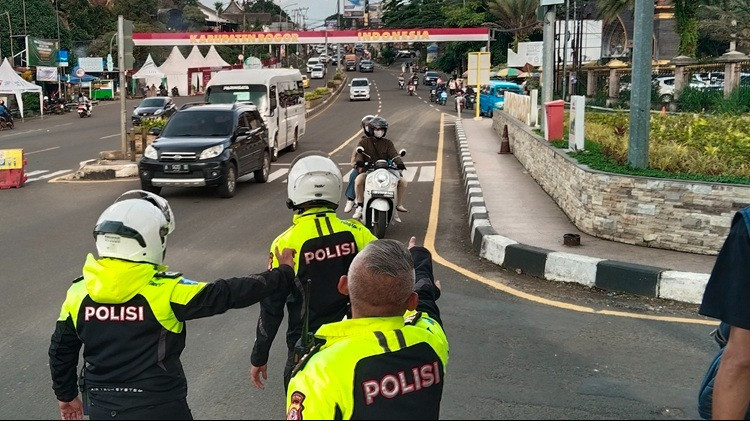 Motor Melaju ke Arah Tol Jagorawi di Simpang Gadog