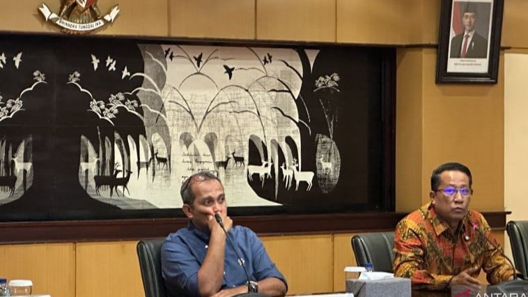 Menteri Hukum Supratman Andi Agtas (kanan) bersama Wakil Menteri Hukum Edward Omar Sharif Hiariej