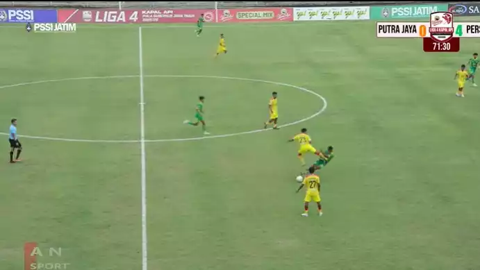 Pemain Putra Jaya Pasuruan Muhammad Hilmi layangkan tendangan ke dada penggawa Perseta Firman Nugraha
