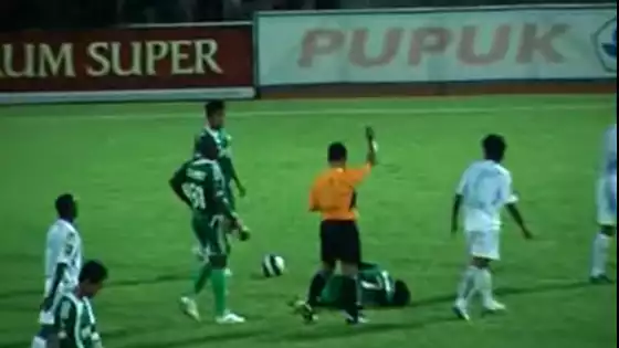 Jumadi Abdi terkapar hingga meninggal dunia setelah dilanggar Denny Tarkas pada 7 Maret 2009