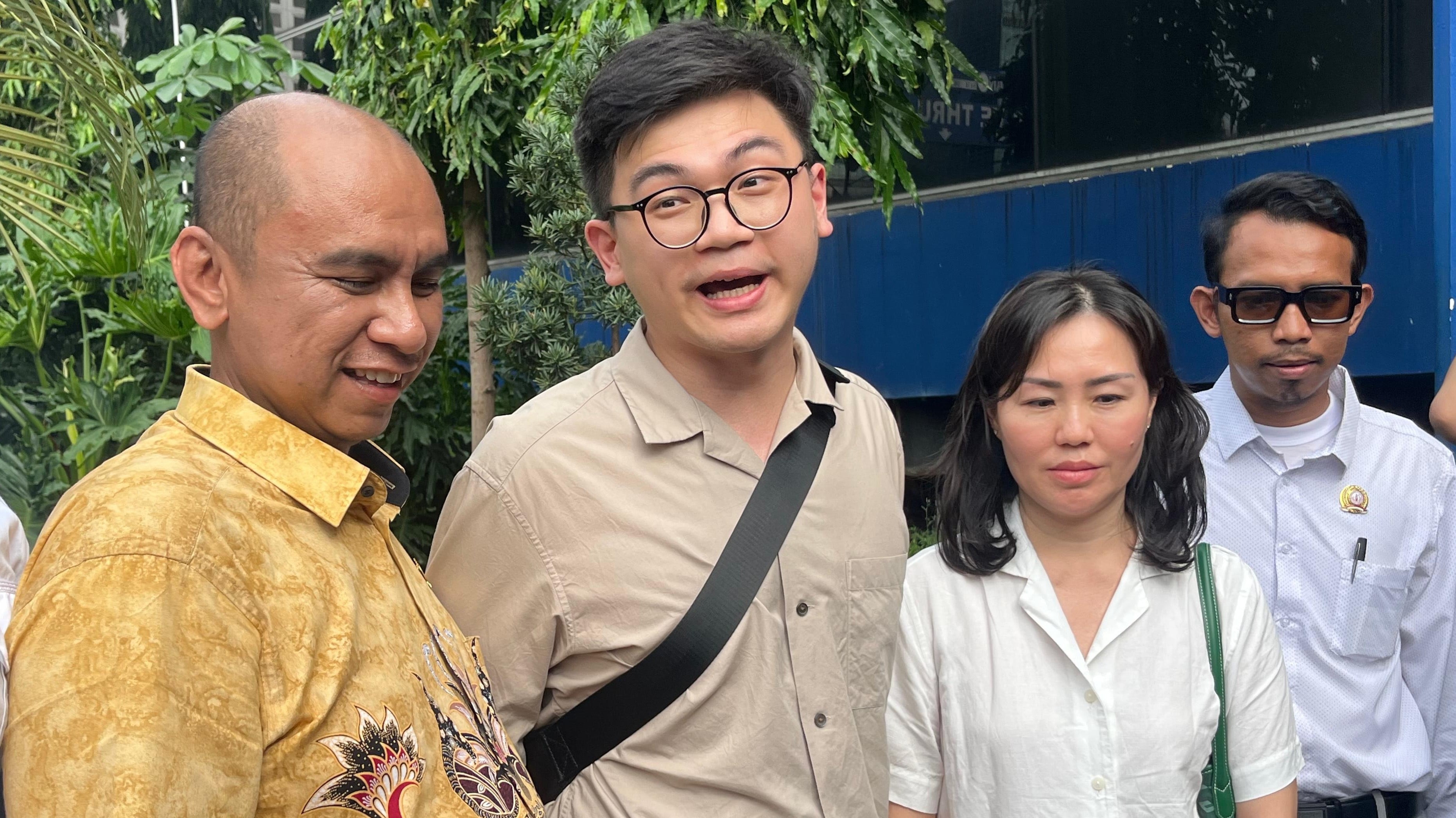 Baru Dua Bulan Menikah, Boiyen Gugat Cerai Suami di Tengah Kasus Dugaan Penipuan
            - galeri foto