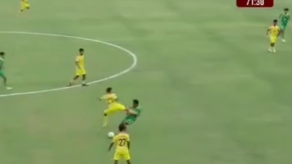 Aksi Tendangan Kungfu di Liga 4