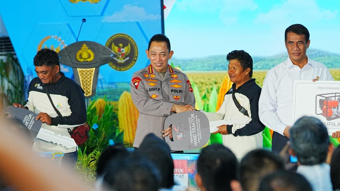 Kapolri Jenderal Listyo Sigit Prabowo bersama Ketua Komisi IV Siti Hediati Hariyadi atau Titiek Soeharto menghadiri kegiatan panen raya jagung serentak kuartal IV tahun 2025.
