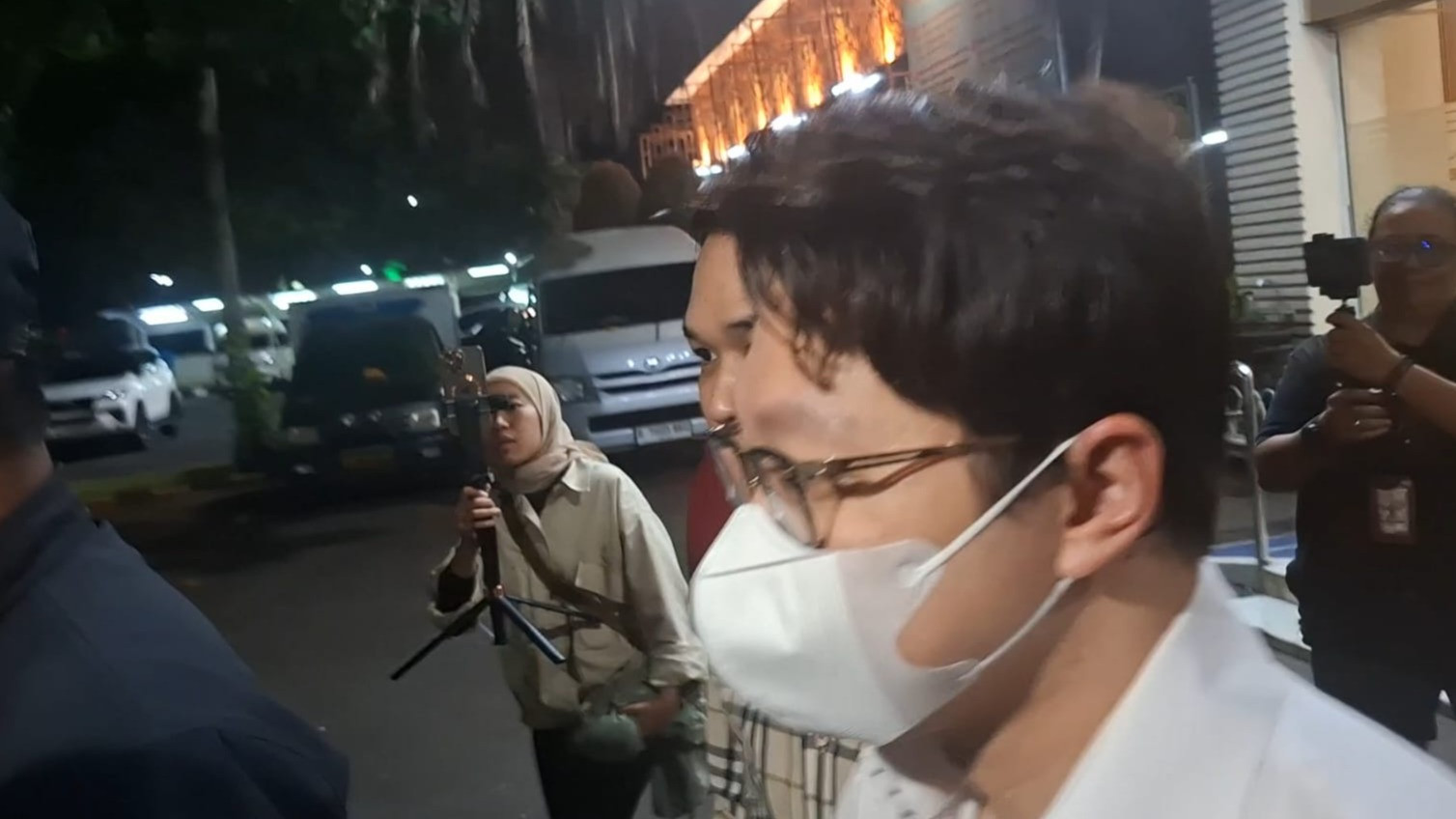 Doktif Tegaskan Siap Bongkar Dugaan Taktik Richard Lee Hindari Jerat Hukum di Persidangan
            - galeri foto