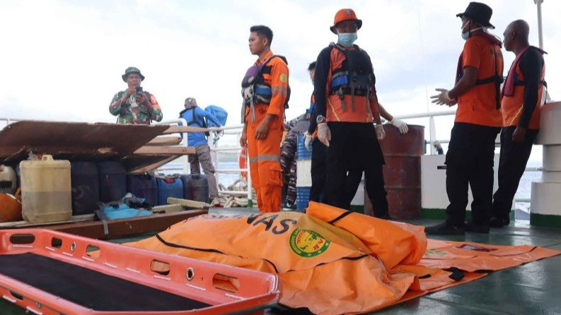 Tim SAR gabungan berada di dekat kantong berisi jenazah diduga korban tenggelamnya KM Putri Sakinah di Labuan Bajo, Nusa Tenggara Timur (NTT), Selasa (6/1).