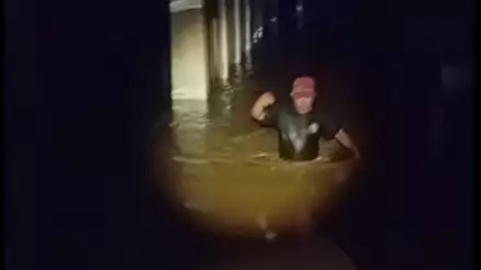 Banjir Setinggi 2 Meter Landa Kecamatan Tayu Pati Malam Ini, Warga Saling Bantu Lakukan Evakuasi