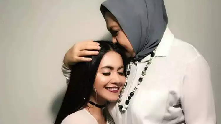 Denada Elizabeth Anggia Ayu Tambunan & Mendiang sang ibunda, almarhumah Emilia Contessa