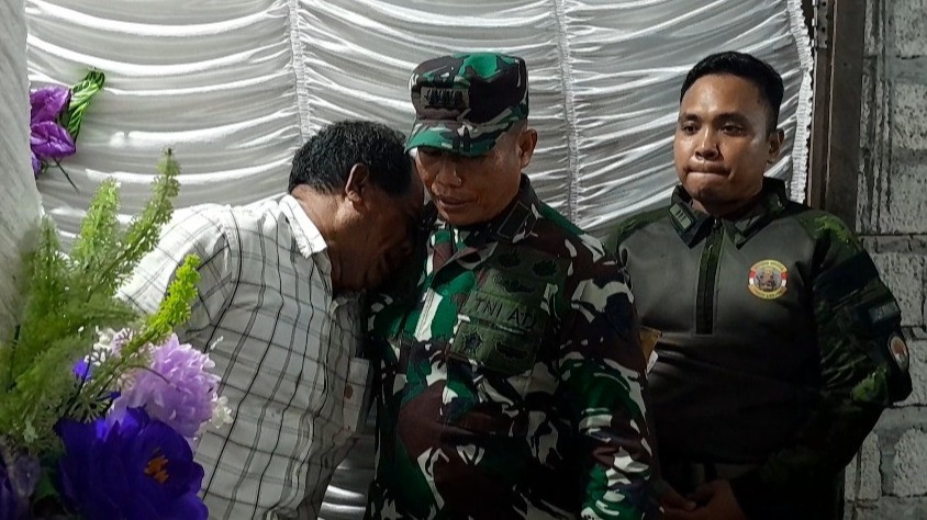 Ayah Praka Satria Taopan Korban Penyerangan KKB Papua menangis