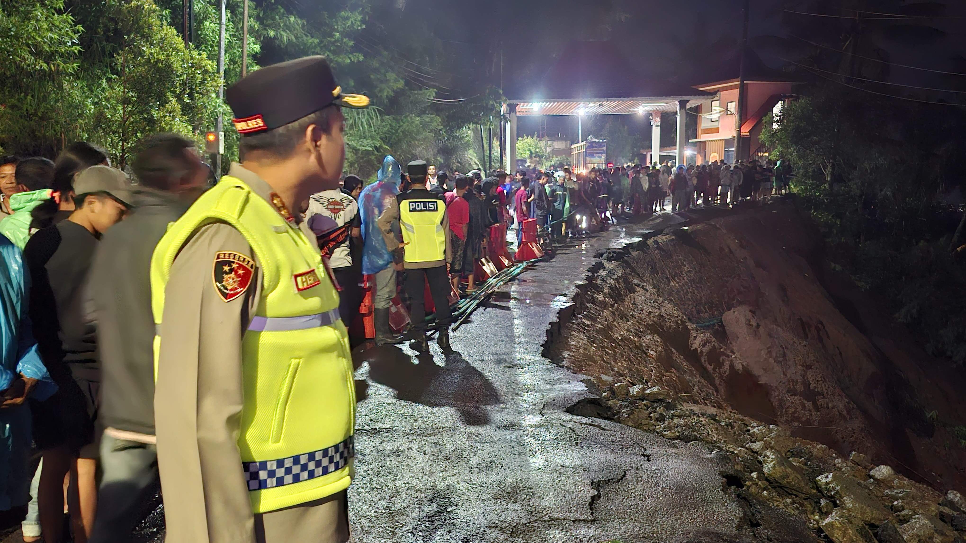 Detik-detik Jembatan Ambruk di Kudus, Dua Mobil Terseret ke Jurang