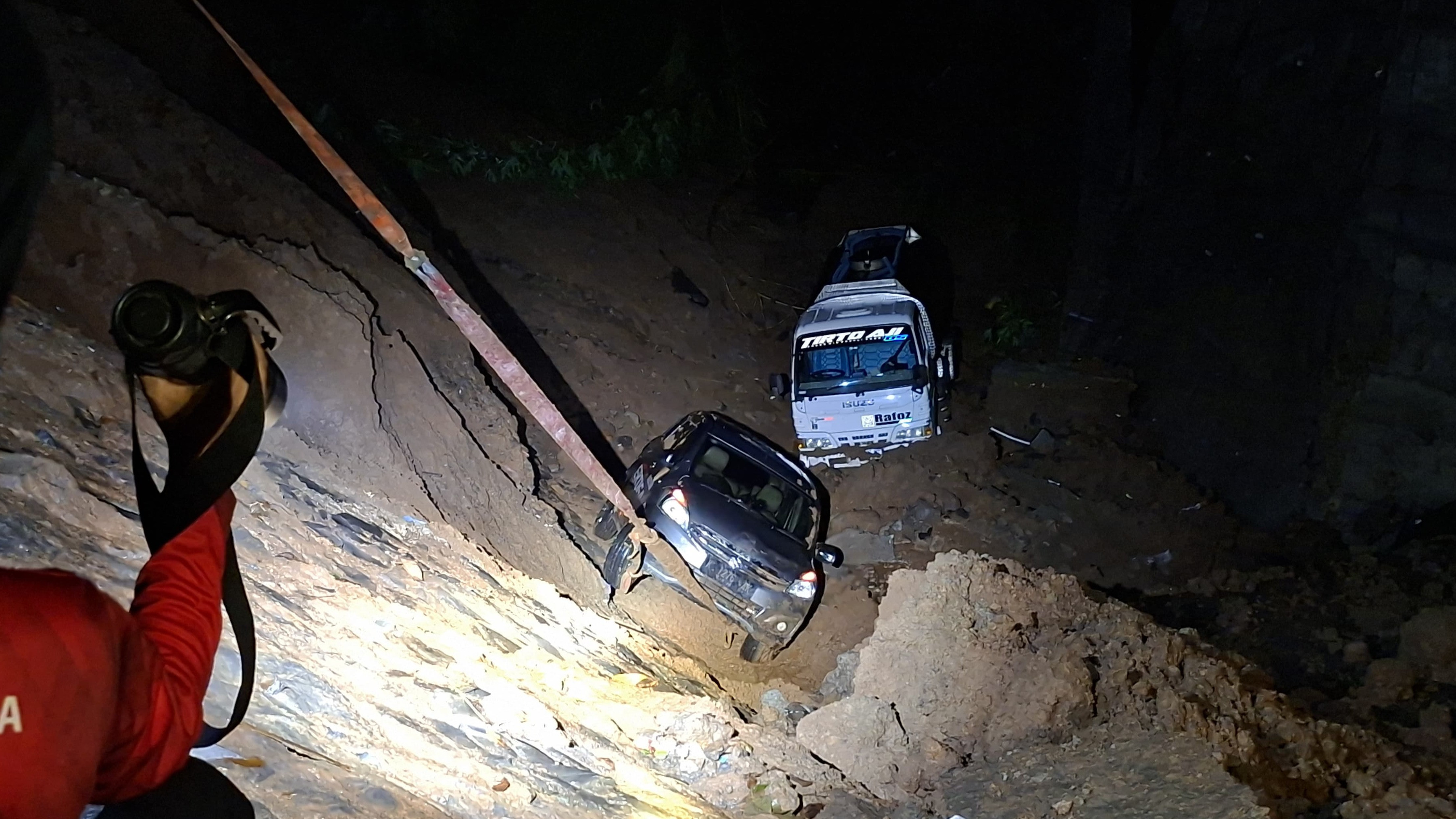 Detik-detik Jembatan Ambruk di Kudus, Dua Mobil Terseret ke Jurang