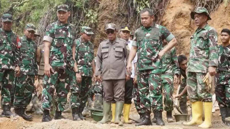 Kepala Staf Angkatan Darat (KSAD) Jenderal TNI Maruli Simanjuntak meninjau pembangunan jembatan Armco di Kelurahan Hutanabolon, Tapanuli Tengah, Sumatera Utara, Jumat (9/1/2026).