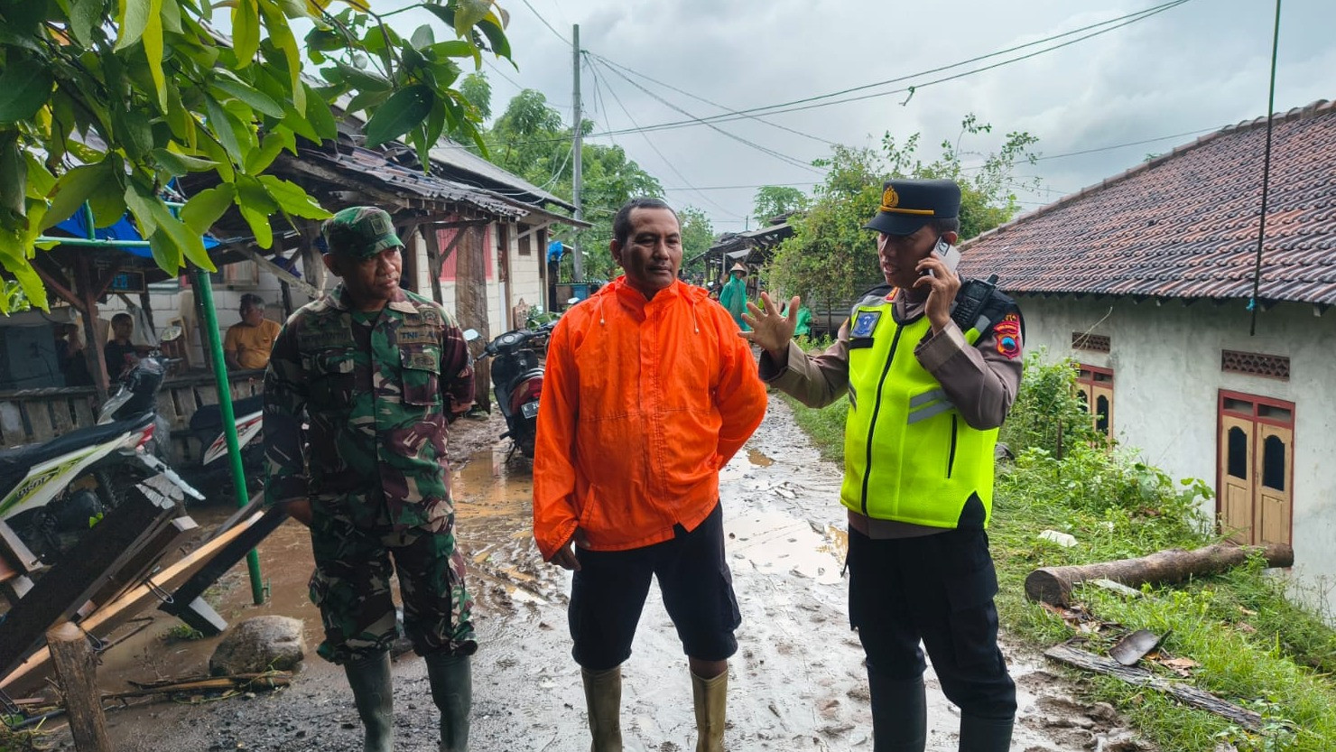 Kapolsek Tayu AKP Aris Pristianto (kanan), Kades Sambiroto Sulistyo (tengah), dan Babinsa Koramil 03/Tayu Hermanto (kiri) sedang meninjau Sungai Silugonggo pascabanjir bandang, Sabtu (10/1/2026).