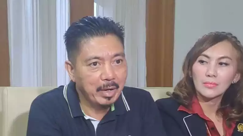 Kuasa hukum korban kasus dugaan penipuan aktor Adly Fairuz, dr Farly Lumopa saat konferensi pers