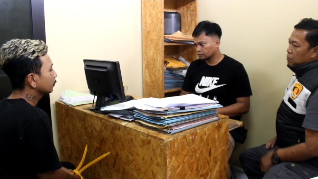 Cemburu Istrinya di Goda, Seorang Pria Hajar Tukang Parkir di Bandung Gunakan Kunci Letter T