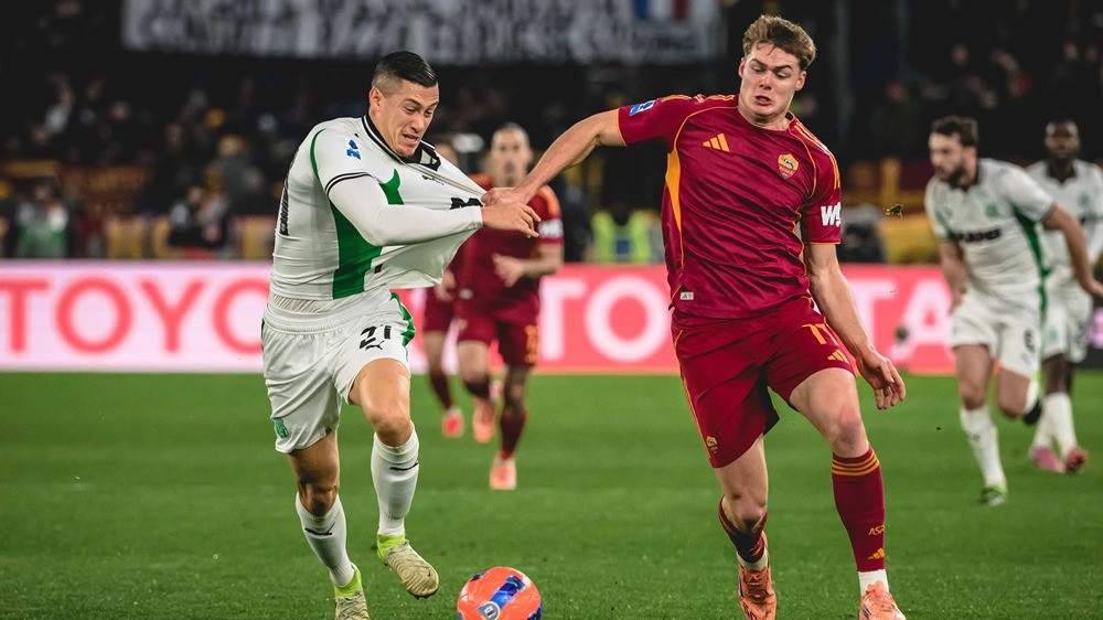 Jay Idzes berduel dengan Evan Ferguson di laga Sassuolo kontra AS Roma