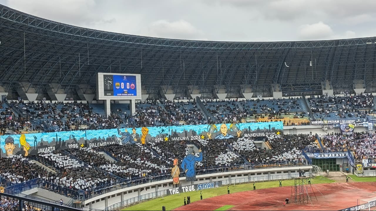 Tifo bobotoh di laga Persib Bandung vs Persija Jakarta