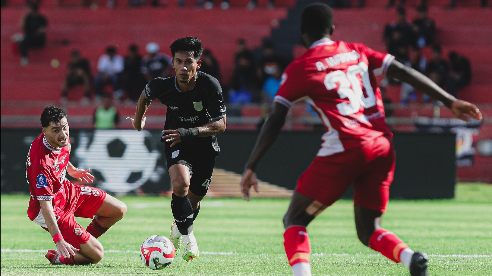 Update Transfer Resmi Super League Putaran Kedua: Persija Dapat Top Skor dari Maroko, Semen Padang hingga Persis Tambah Amunisi Asing Anyar
            - galeri foto