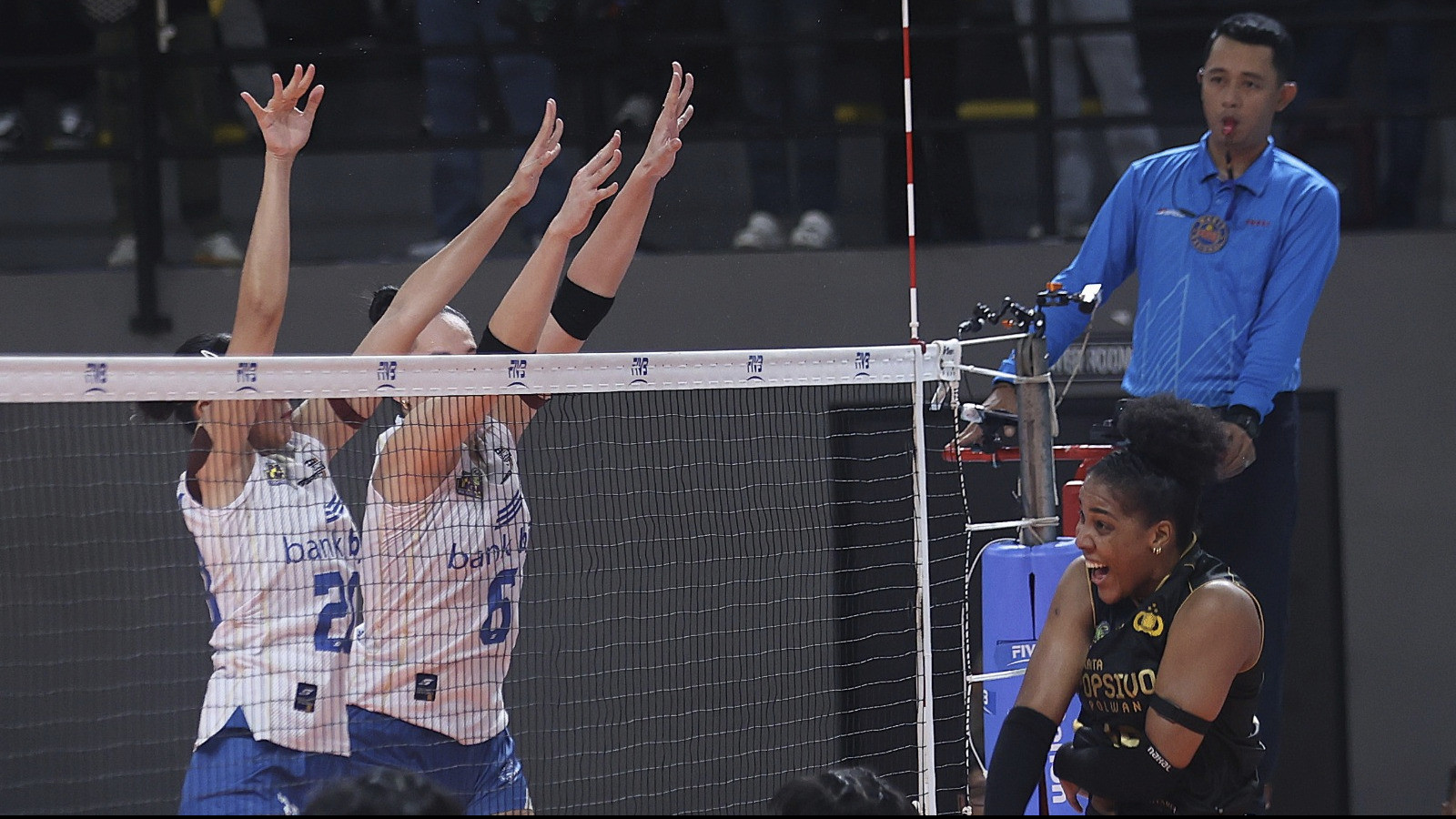 Pemain asing Jakarta Popsivo Polwan, Bethania De La Cruz menghadapi Bandung BJB Tandamata di Proliga 2026.