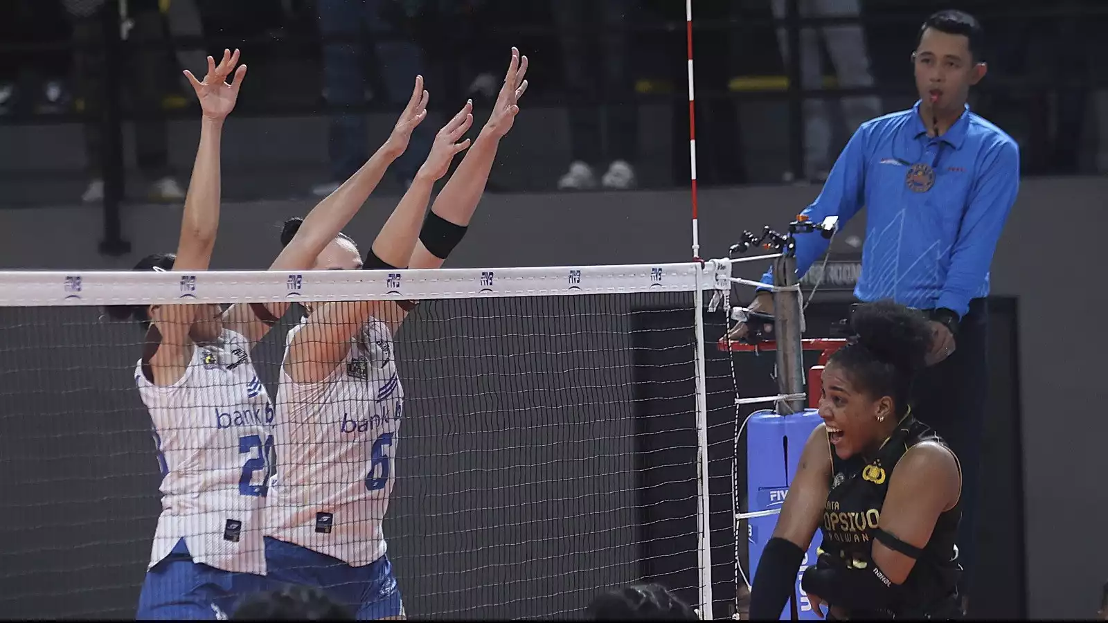 Pemain asing Jakarta Popsivo Polwan, Bethania De La Cruz menghadapi Bandung BJB Tandamata di Proliga 2026.