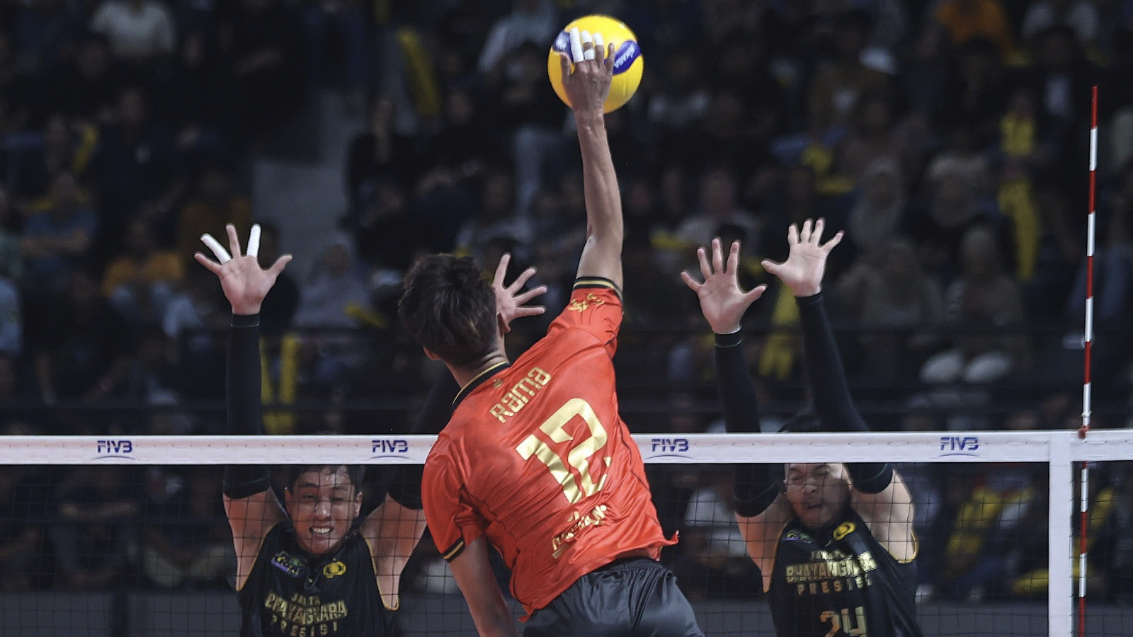 Pemain Surabaya Samator, Rama Fazza Fauzan menghadapi dua pemain Jakarta Bhayangkara Presisi di Proliga 2026.