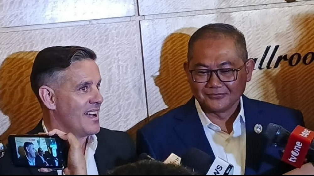 Pelatih Timnas Indonesia John Herdman bersama Sumardji