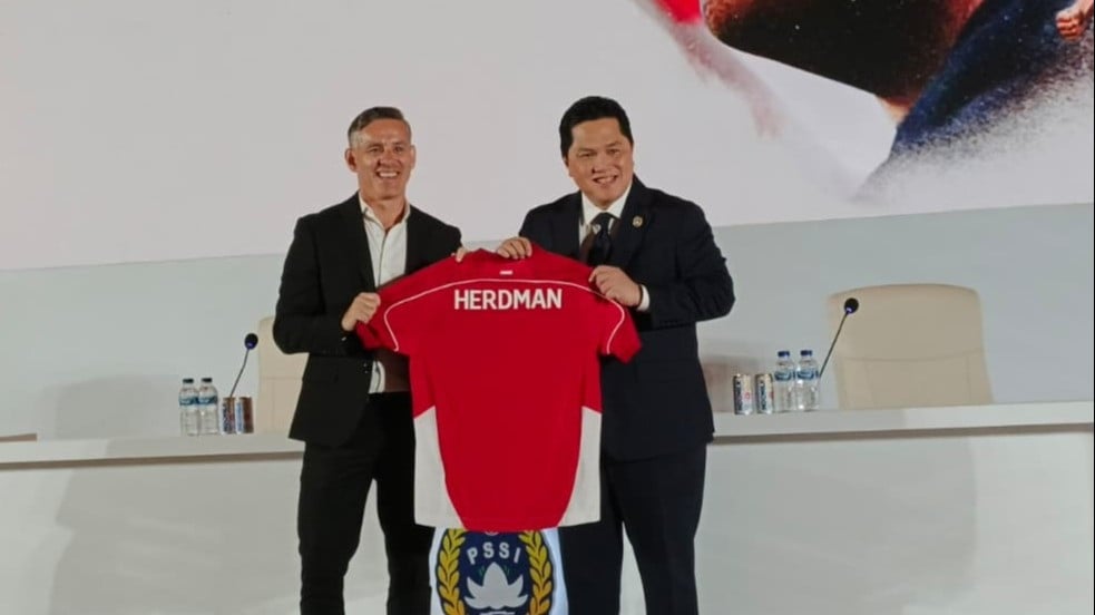 Pelatih Timnas Indonesia John Herdman bersama Ketum PSSI Erick Thohir