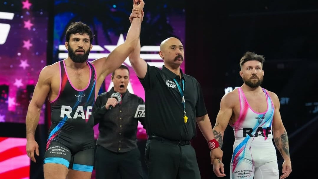 Arman Tsarukyan bertanding grappling dan gulat di RAF 5 melawan Lance Palmer.