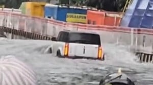 Mobil listrik Chery J6 melintasi banjir di Jakarta
