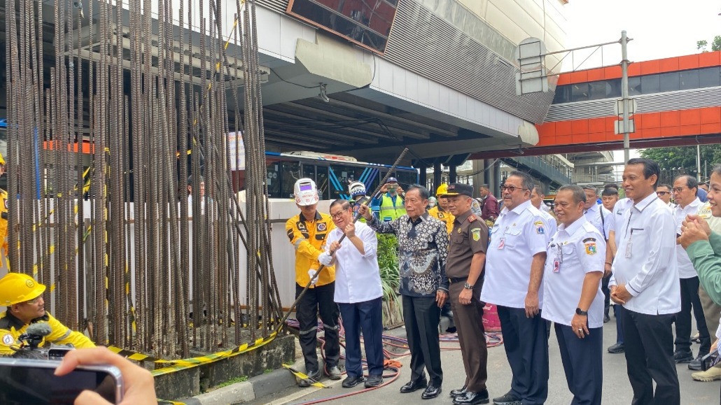 Pramono Resmikan Pembongkaran Tiang Monorel