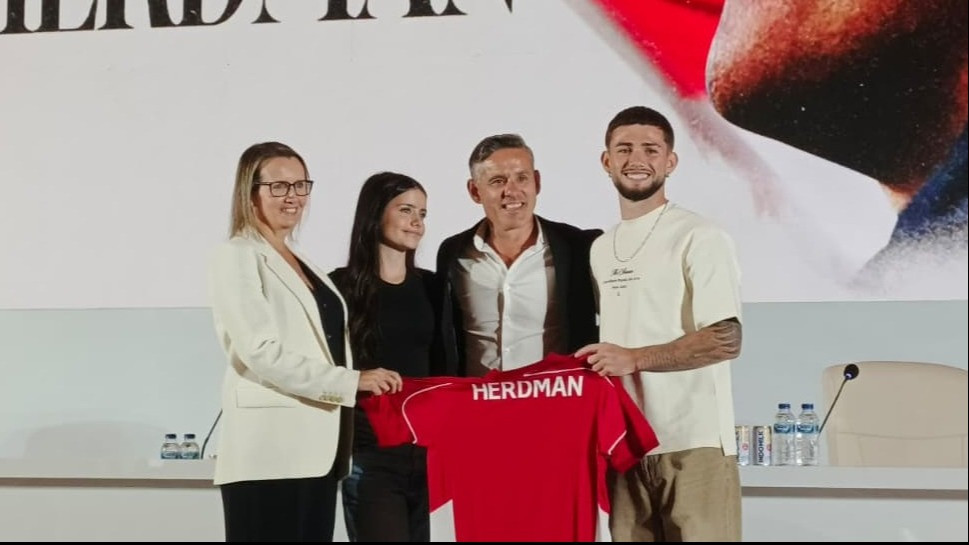 Pelatih Timnas Indonesia John Herdman bersama keluarganya