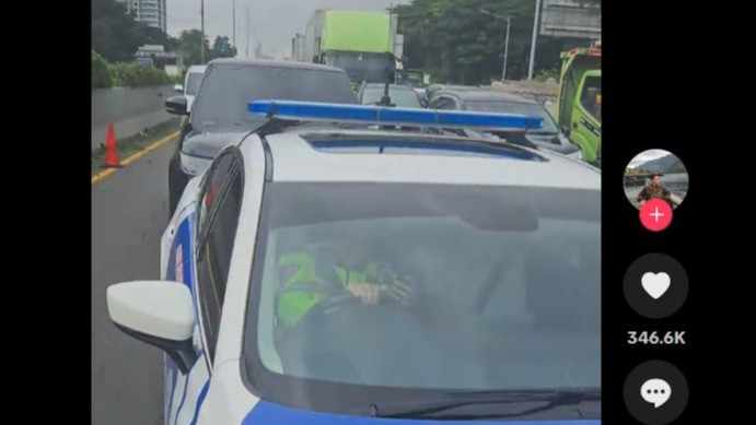 Mobil Patwal Kawal Range Rover Senggol Mobil Warga