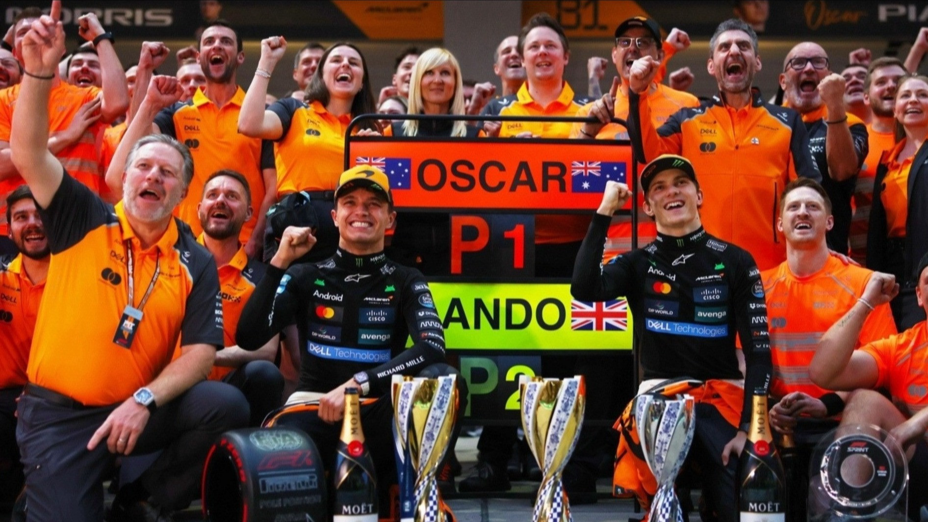 Lando Norris dan Oscar Piastri bersama tim McLaren