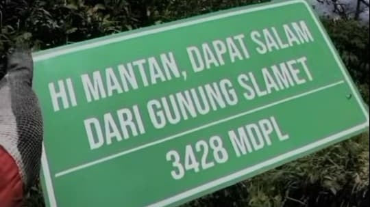 Tulisan yang sempat dibeli online oleh Syafiq Ali sebelum mendaki Gunung Slamet
