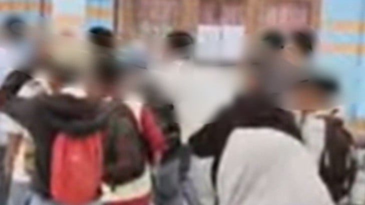 Agus Saputra Guru di Jambi Akui Lontarkan Kata "Miskin" hingga Berujung Dikeroyok oleh Puluhan Siswanya, Tapi...
            - galeri foto