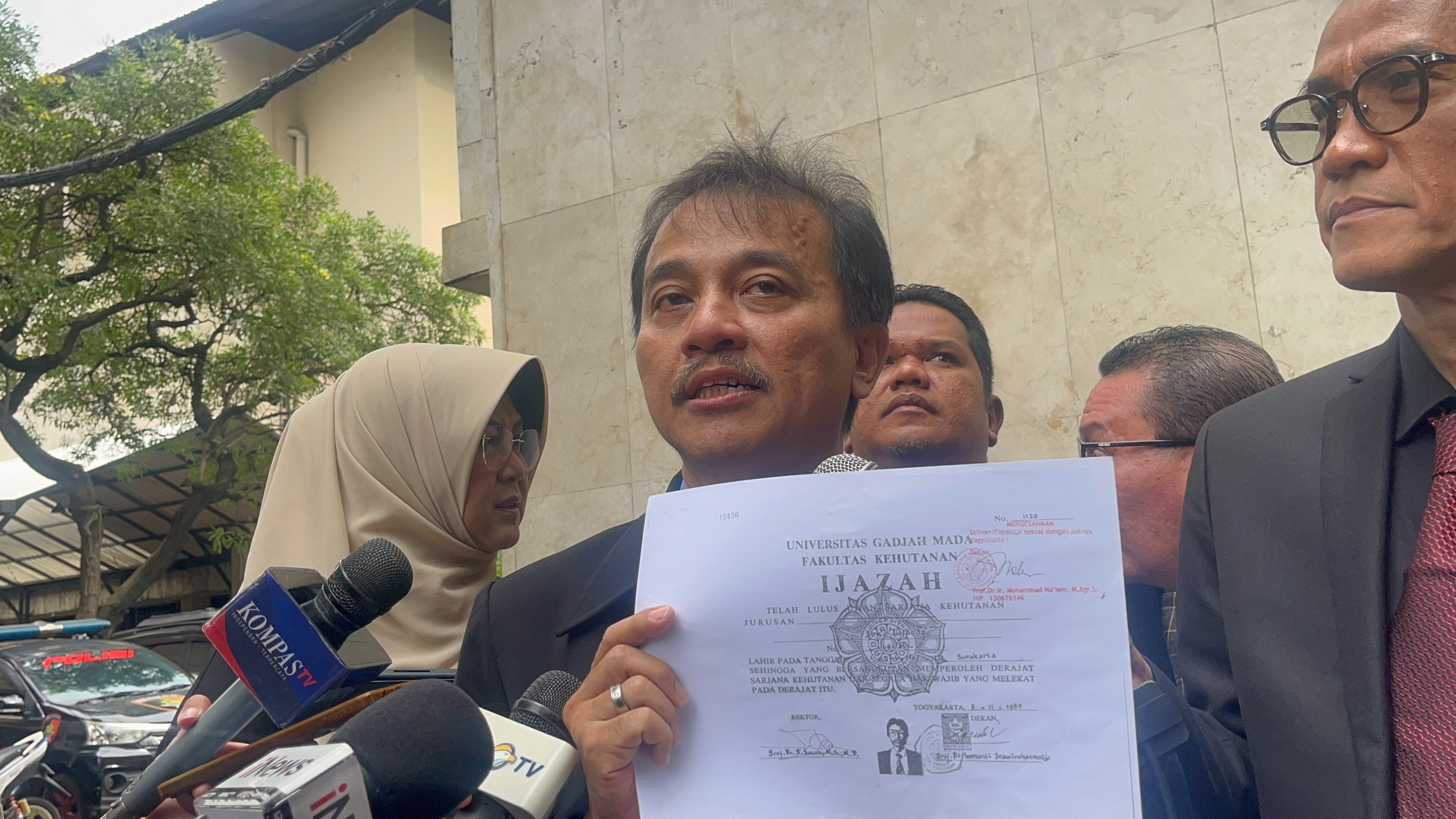 Polisi Limpahkan Berkas Perkara Kasus Dugaan Ijazah Palsu Jokowi, Roy Suryo Cs: Tidak Memiliki Dasar Hukum yang Kuat
            - galeri foto