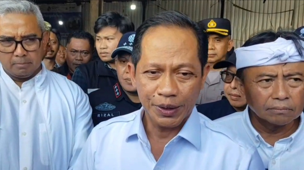 Menteri LH Geram Lihat Tumpukan Sampah di Pasar Caringin Bandung, Berikan Ancaman Sanksi Perdata hingga Pidana
            - galeri foto