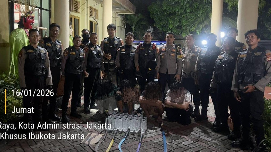 Polres Jakpus Amankan Empat Pemuda Diduga Hendak Tawuran di Kemayoran, Puluhan Botol Miras-Senjata Tajam Disita
            - galeri foto