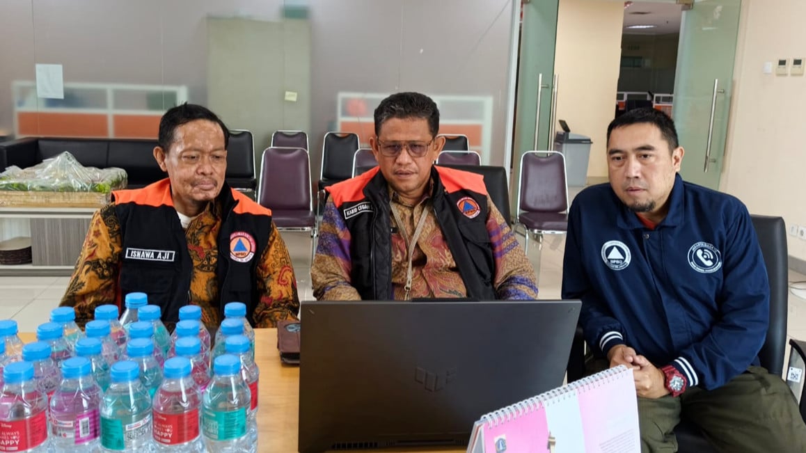 Jakarta Gelontorkan Rp31 Miliar untuk OMC, 400 Ton Garam Disemai Cegah Cuaca Ekstrem
            - galeri foto