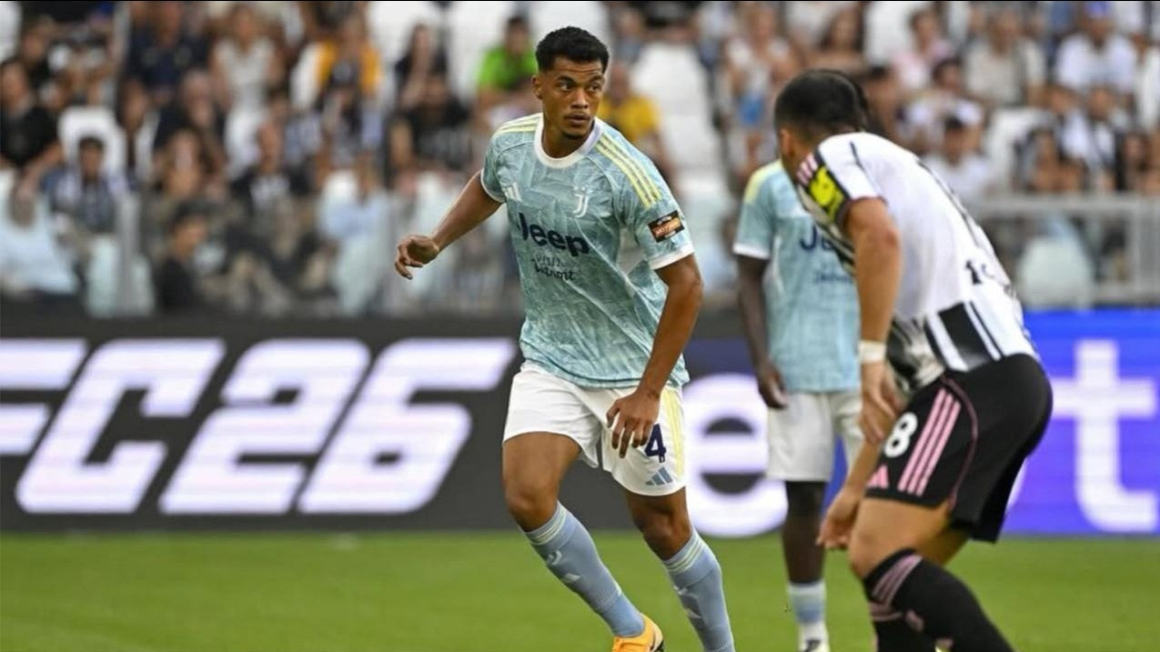 Saingan Baru Jay Idzes? Sassuolo Diam-diam Siap Tikung Verona Demi Datangkan Bek Potensial Juventus
            - galeri foto