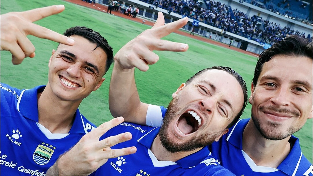 Bojan Hodak Bongkar Rahasia Persib Sulit Kebobolan: Sejauh ini Pertahanan Kami yang Terbaik di Liga
            - galeri foto