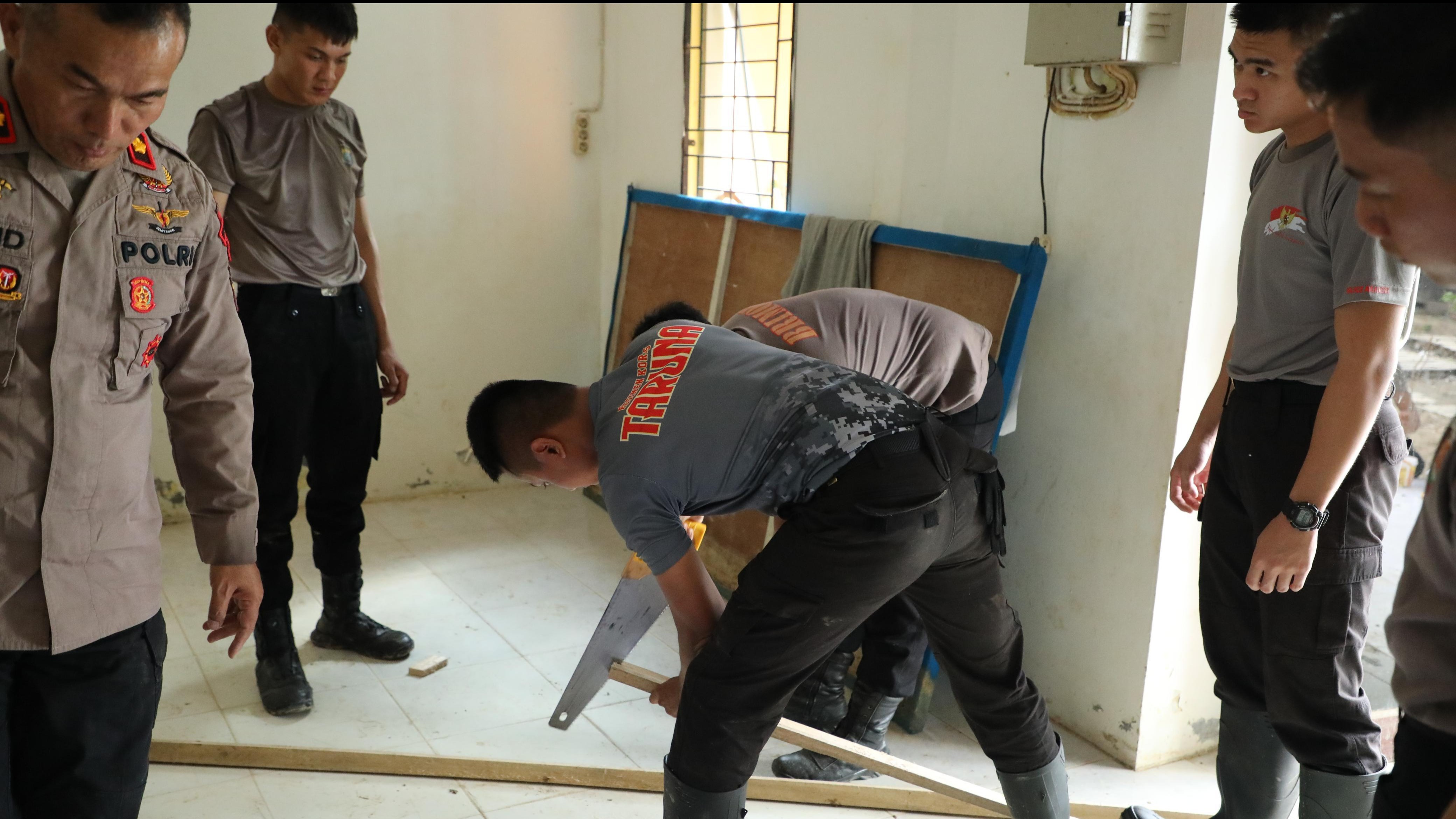 Taruna Akpol Bersihkan Dispora Aceh Tamiang, Siapkan Posko Satlat Kijang Jelang Pembukaan Latsitardanus 2026
            - galeri foto