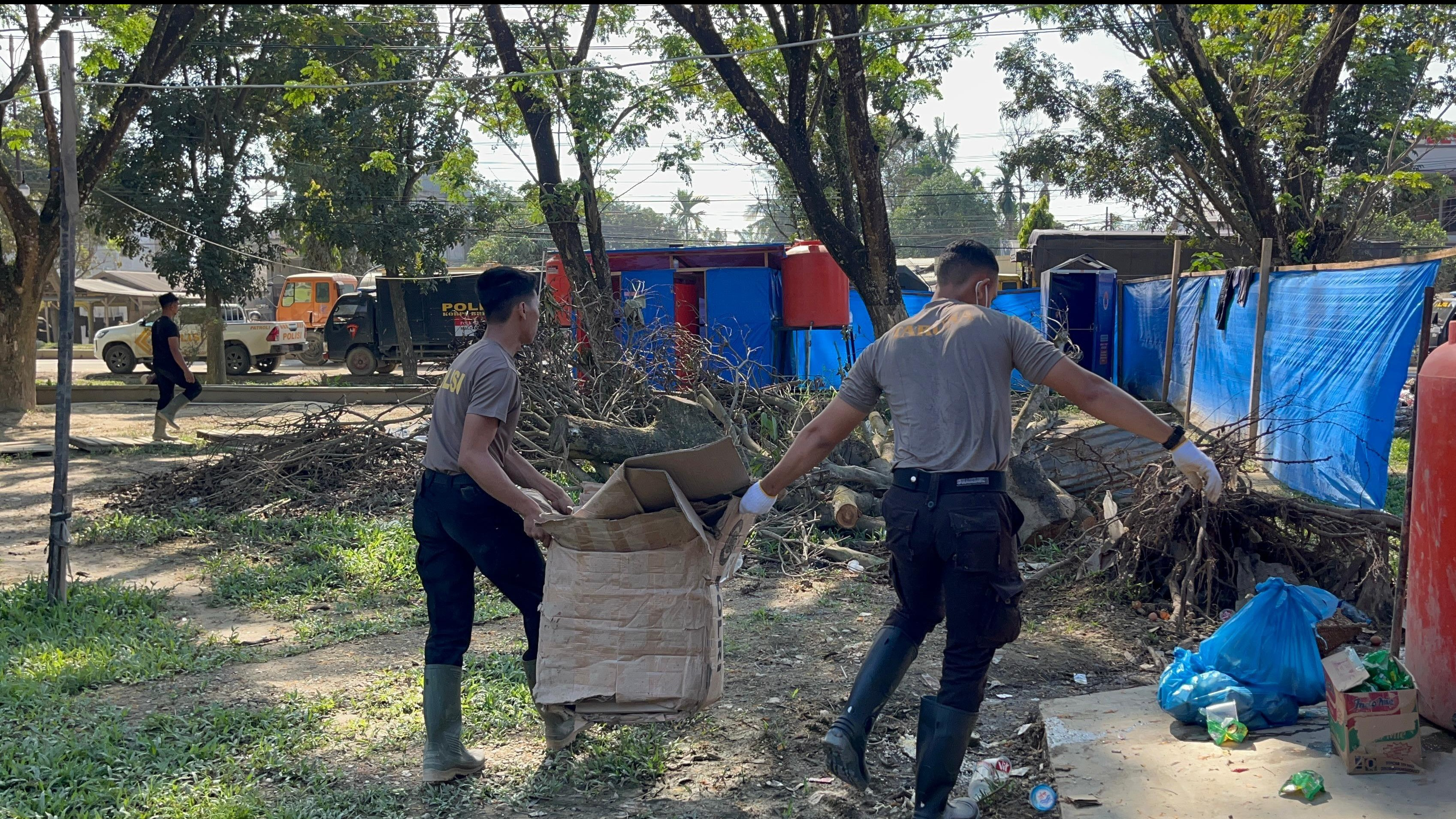 Taruna Akpol Lakukan Aksi Bersih-Bersih Jelang Pembukaan Latsitardanus 2026 di Aceh Tamiang
            - galeri foto