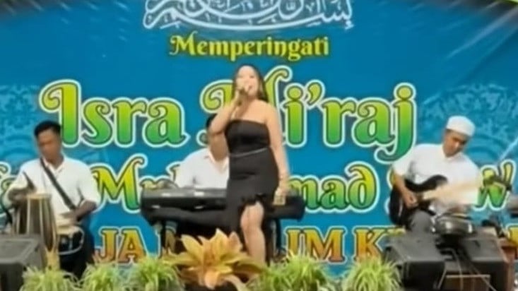 Minta Maaf, Panitia Isra Mi'raj yang Tampilkan Biduan Joget Erotis di Banyuwangi Akui Khilaf
            - galeri foto