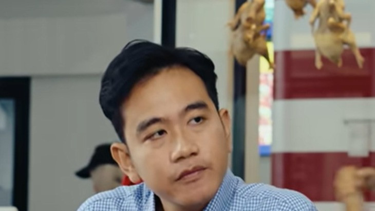 Disebut ‘Ngantuk’ di Mens Rea, Gibran Rakabuming Malah Bela Pandji Pragiwaksono: Nggak Usah Saling Melaporkan
            - galeri foto