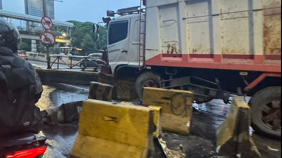 Tebet Macet Parah Pagi ini, Ada Truk Pasir Nabrak Pembatas Jalan
            - galeri foto
