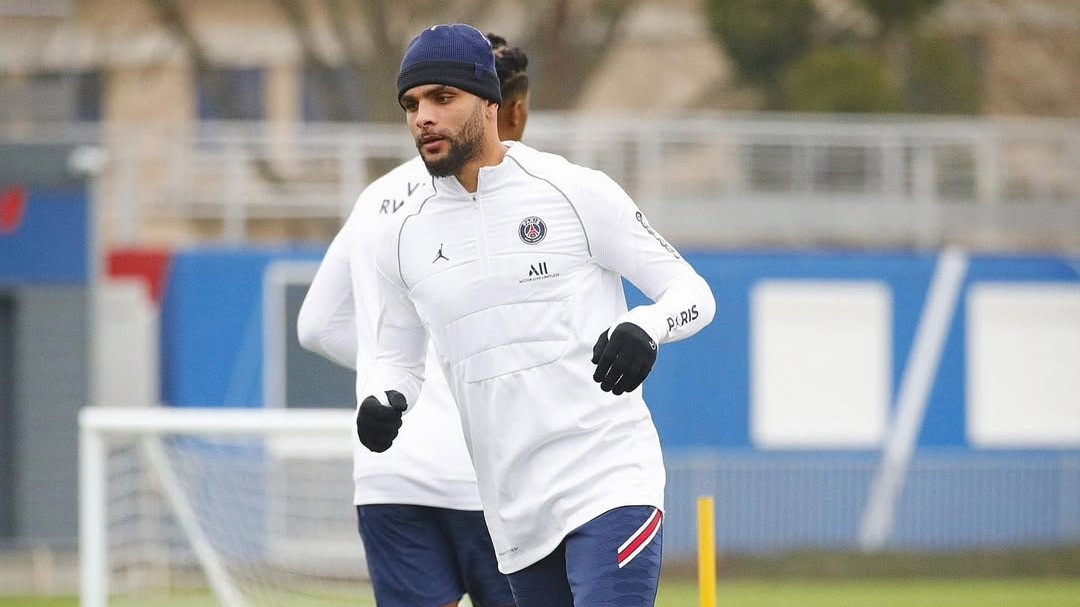 Adu Rekam Jejak Layvin Kurzawa vs Federico Barba: Nama Besar Eks PSG Bakal Jadi Bumerang untuk Persib?
            - galeri foto
