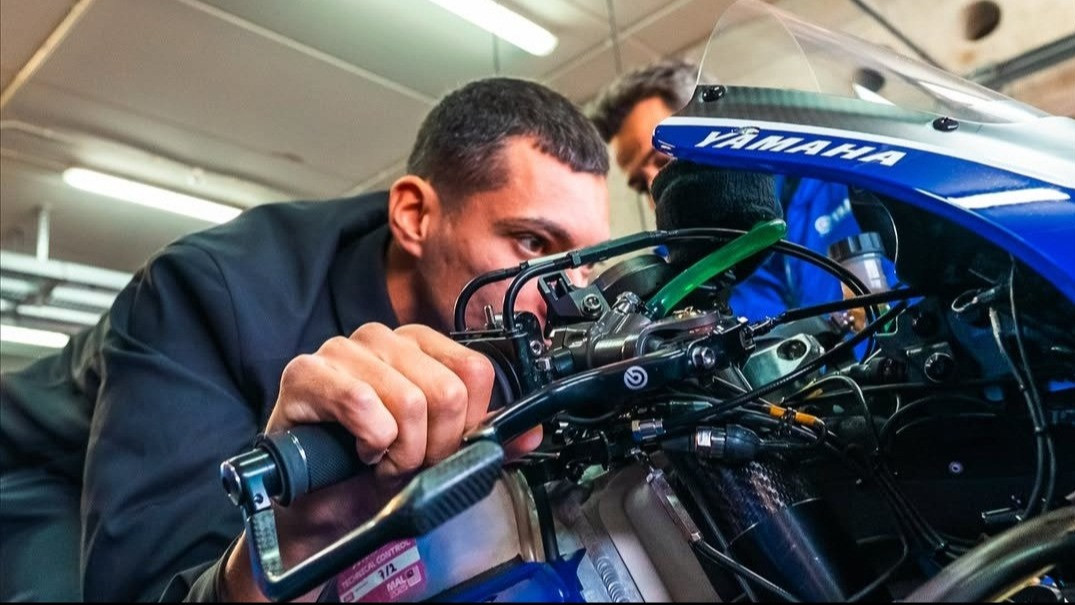 Sudah Tiba di Jakarta untuk Ikut Launching Tim Yamaha, Rider Baru Milik Pramac Ini Malah Freestyle di Sekolahan
            - galeri foto