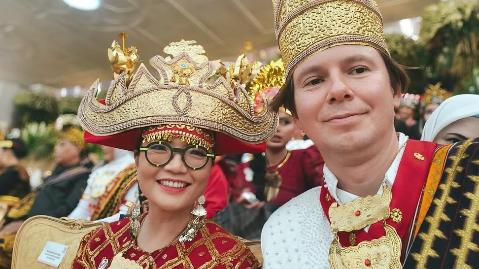 Suami Prof. Stella Christie Alami Kecelakaan Parah saat Ski di Aspen, Amerika Serikat
            - galeri foto