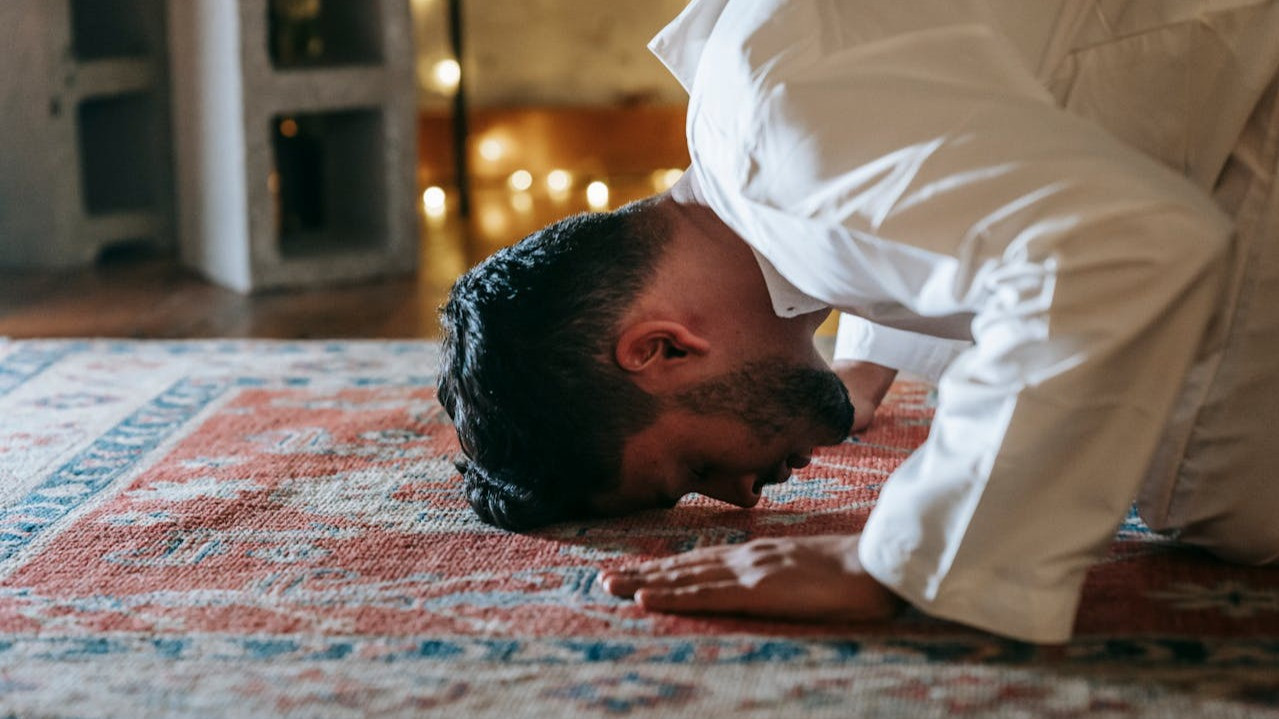Pikiran ke Mana-mana saat Shalat sampai Lupa Rakaat, Ternyata Ini Penyebabnya Kata Ustaz Adi Hidayat
            - galeri foto